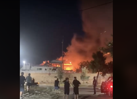 Πυρκαγιά σε υπαίθριο χώρο με σκάφη στη Γλυφάδα Αττικής